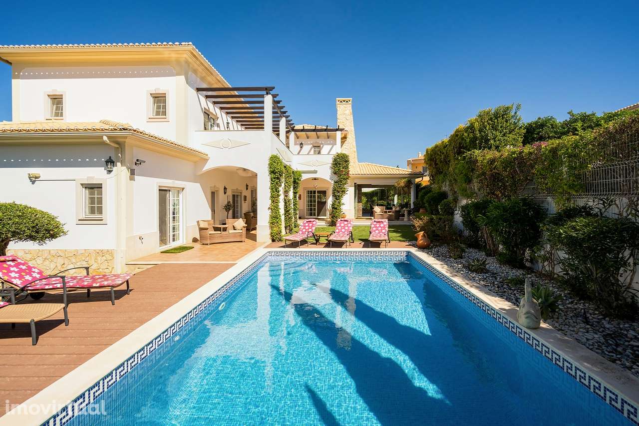 Elegante Moradia V4 na Balaia, a pé da praia - Grande imagem: 5/46