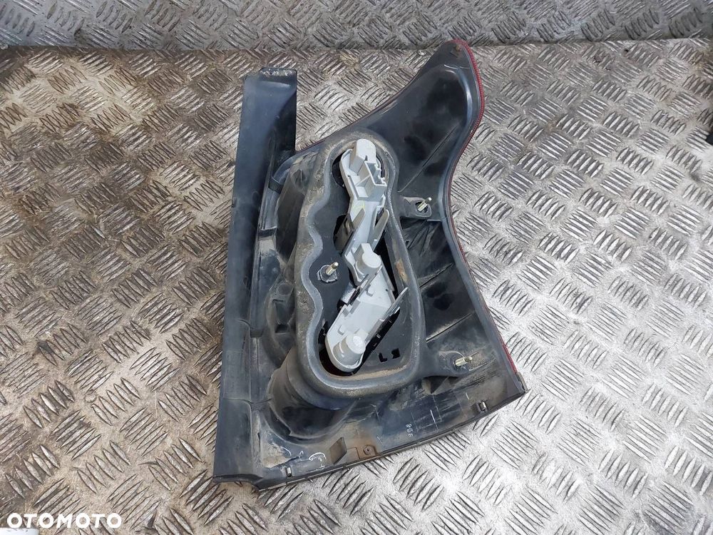 LAMPA LEWY TYŁ TOYOTA AVENSIS T25 LIFT KOMBI - 3