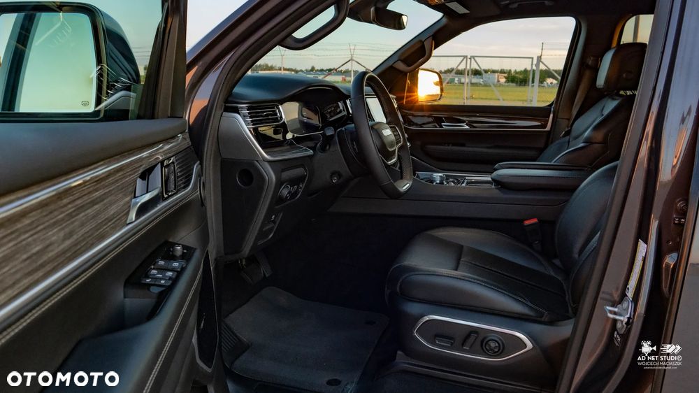 Jeep Wagoneer - 24