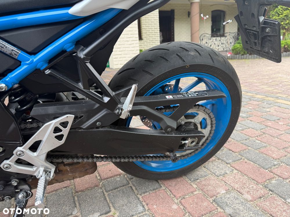 Suzuki GSX - 6
