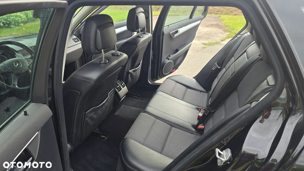 Mercedes-Benz Klasa C 180 CGI BlueEFFICIENCY Avantgarde - 33