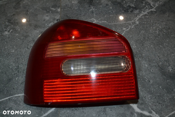 AUDI A3 8L LAMPA TYŁ TYLNA LEWA KOMPLETNA ORYGINAŁ 8L0945095A