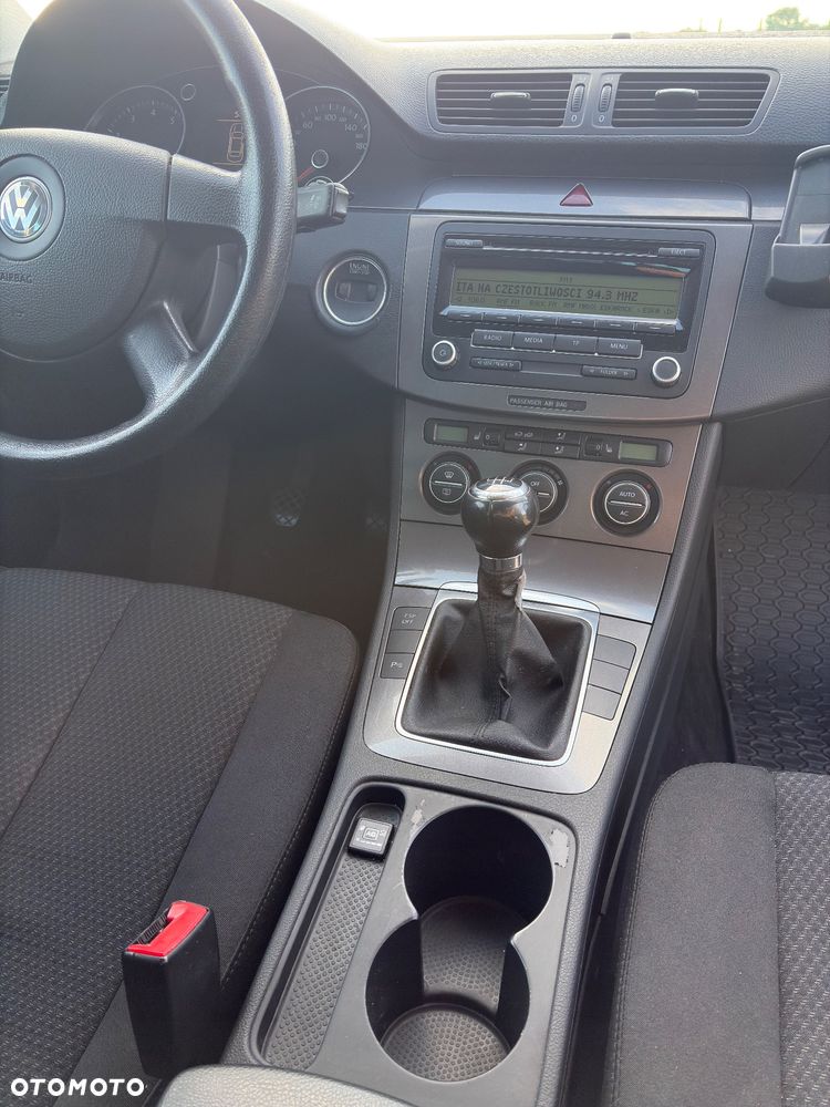 Volkswagen Passat 1.6 Comfortline - 19