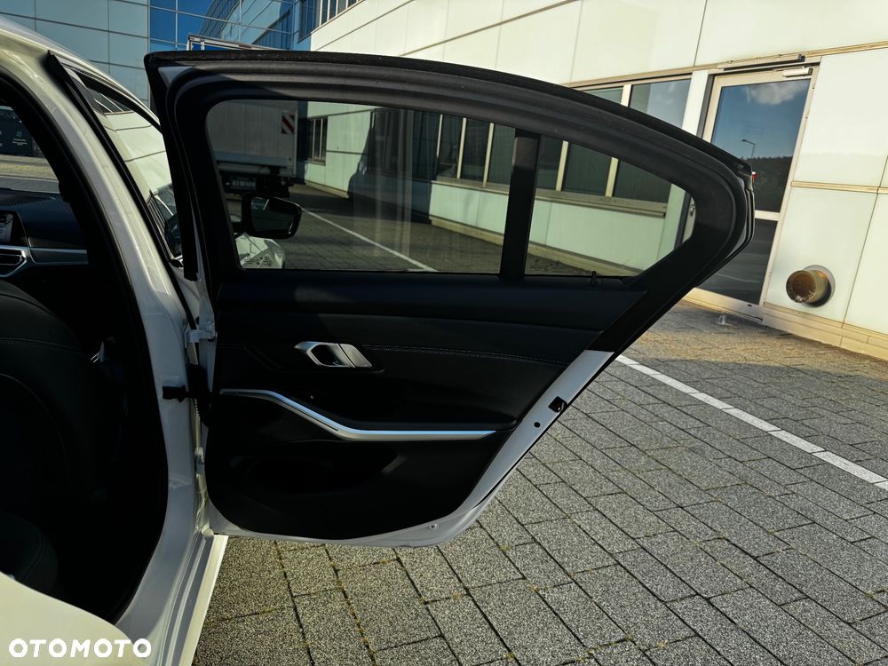 BMW Seria 3 318i M Sport - 10