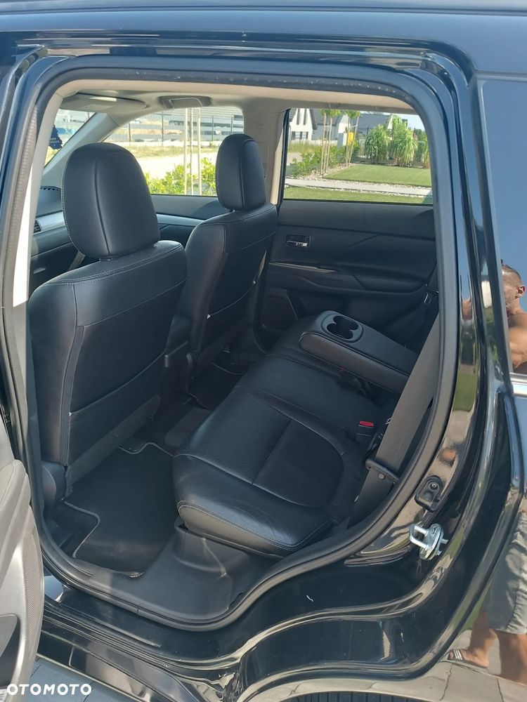 Mitsubishi Outlander Instyle NAVI + - 12