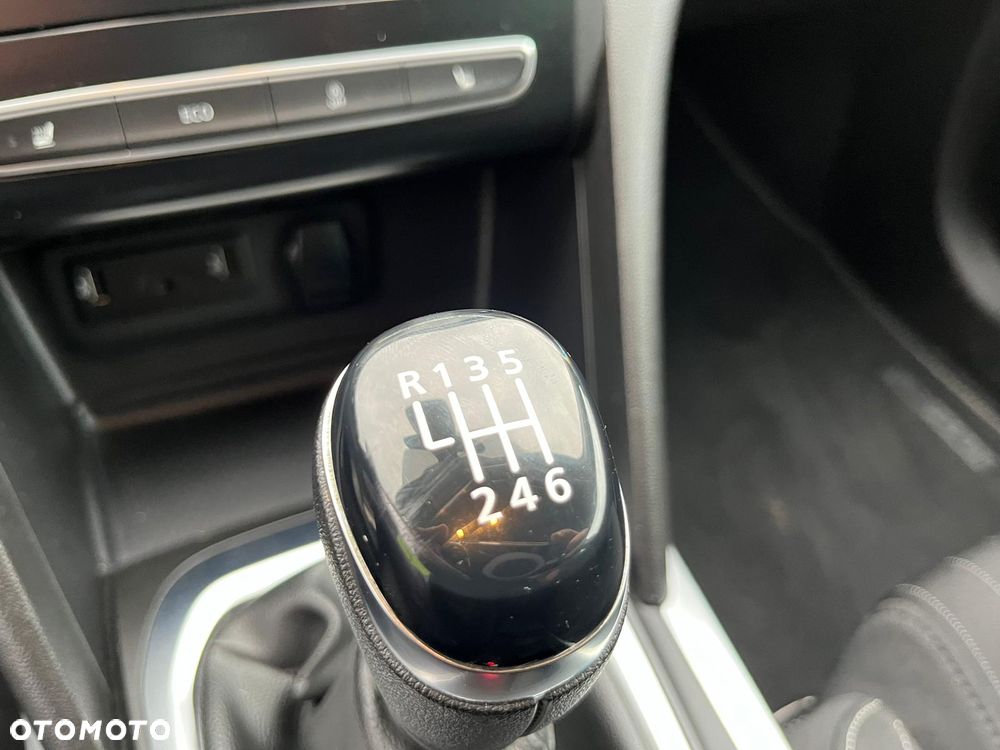 Renault Megane TCe 140 GPF LIMITED - 28