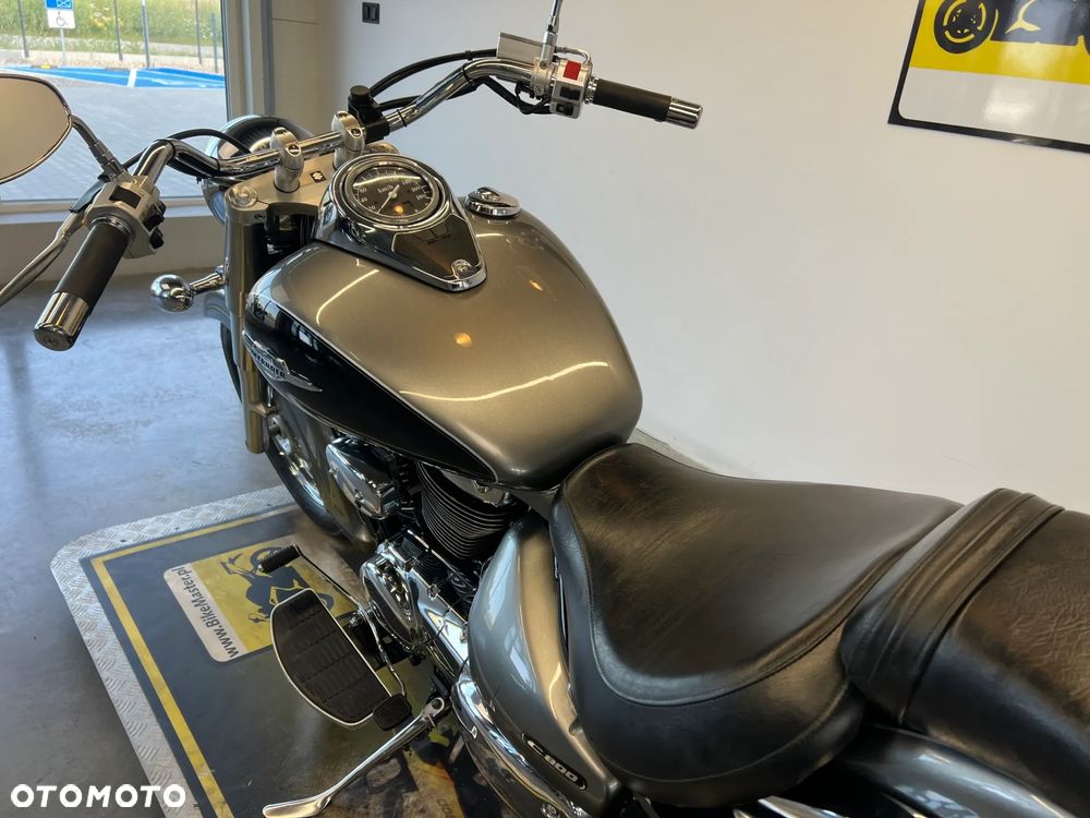 Suzuki Intruder - 17