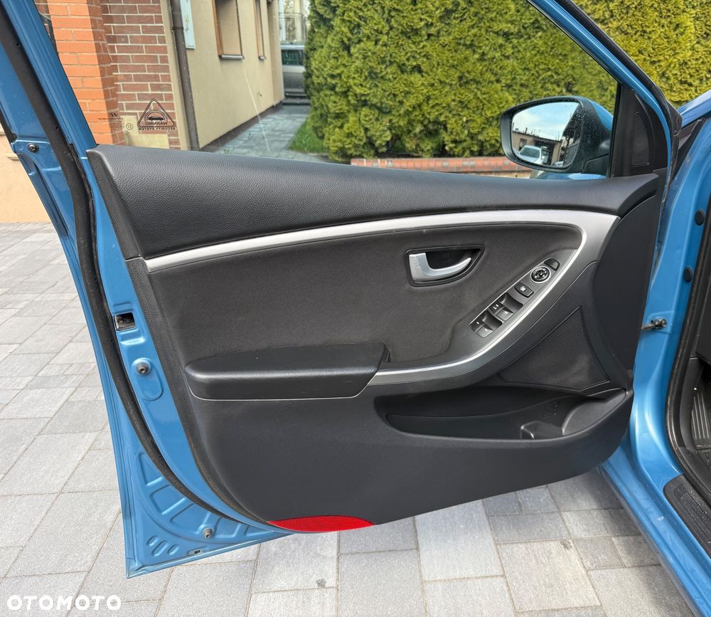 Hyundai i30 blue Kombi 1.6 CRDi YES Gold - 31