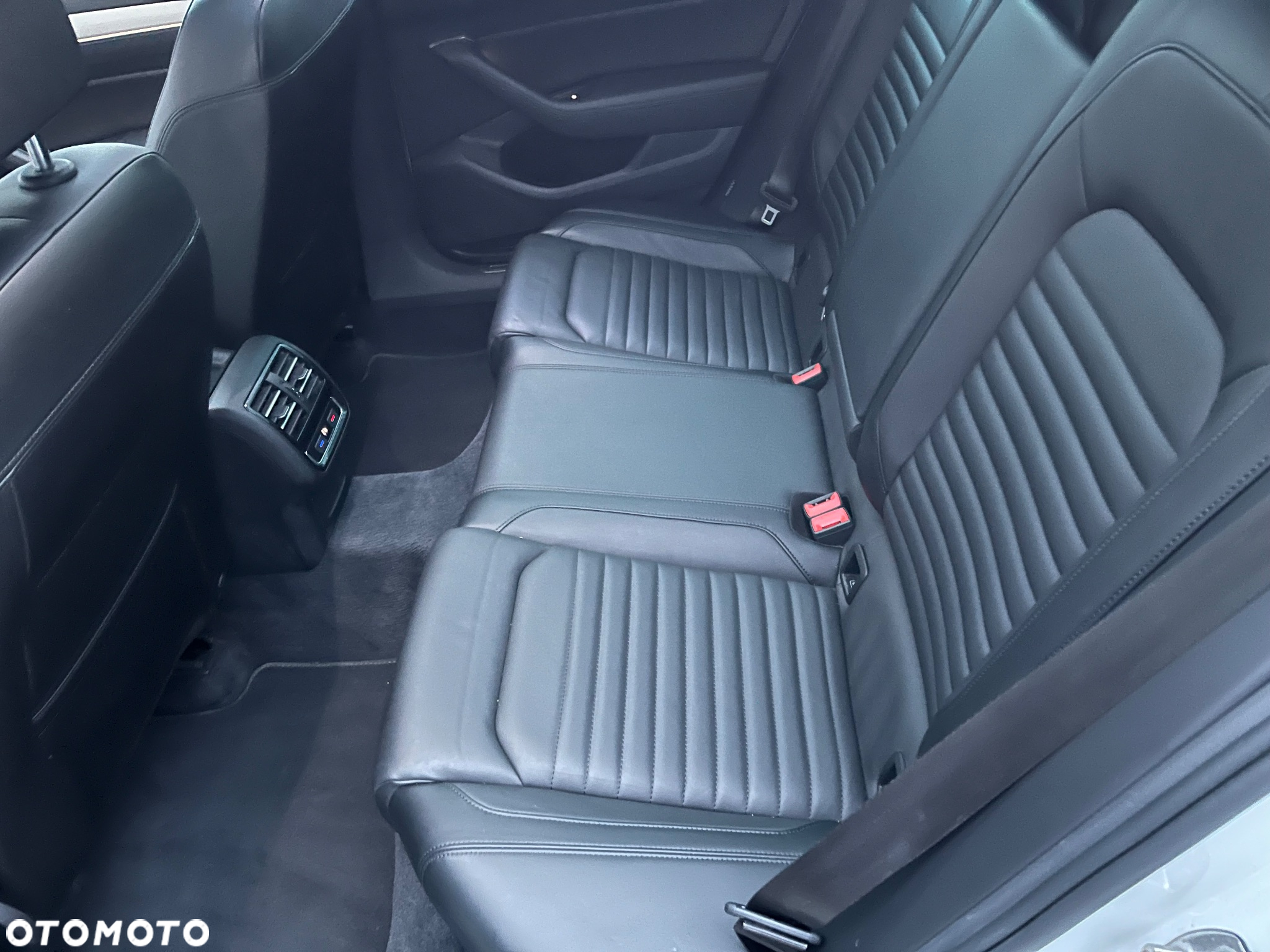 Volkswagen Passat Variant 2.0 TDI SCR DSG Highline - 23