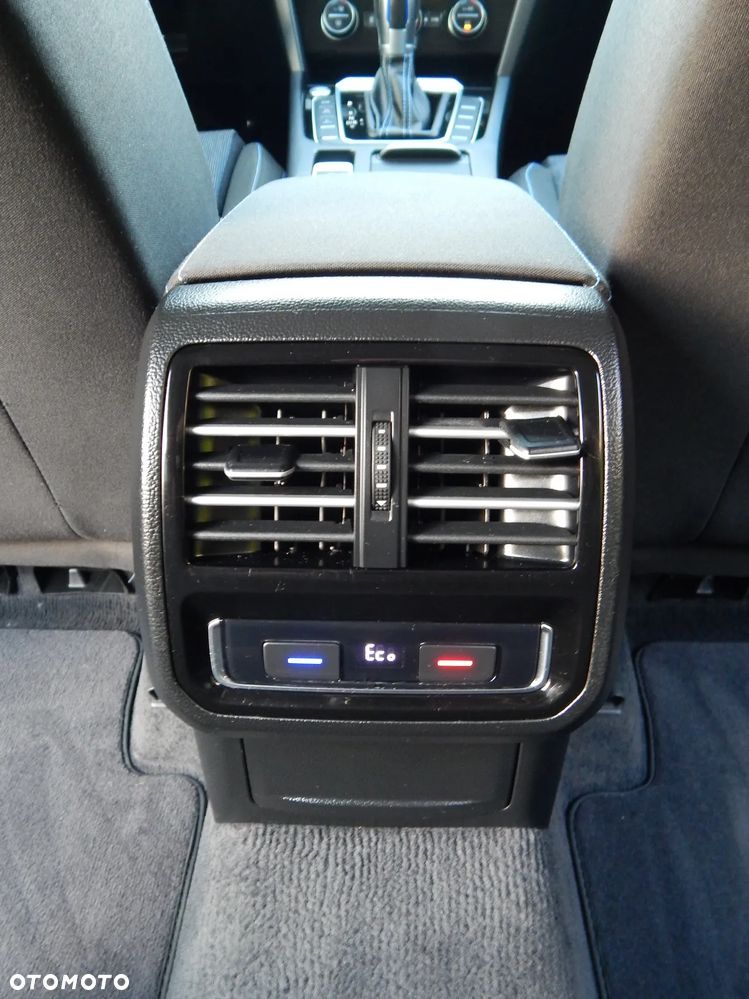 Volkswagen Passat - 25