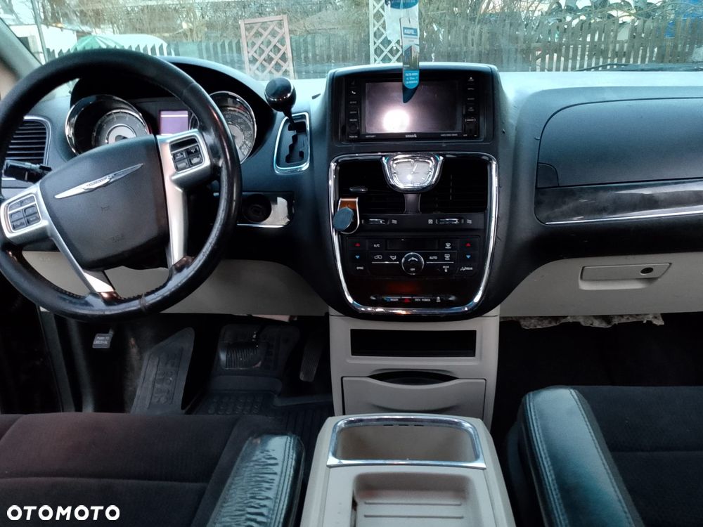 Chrysler Town & Country - 11