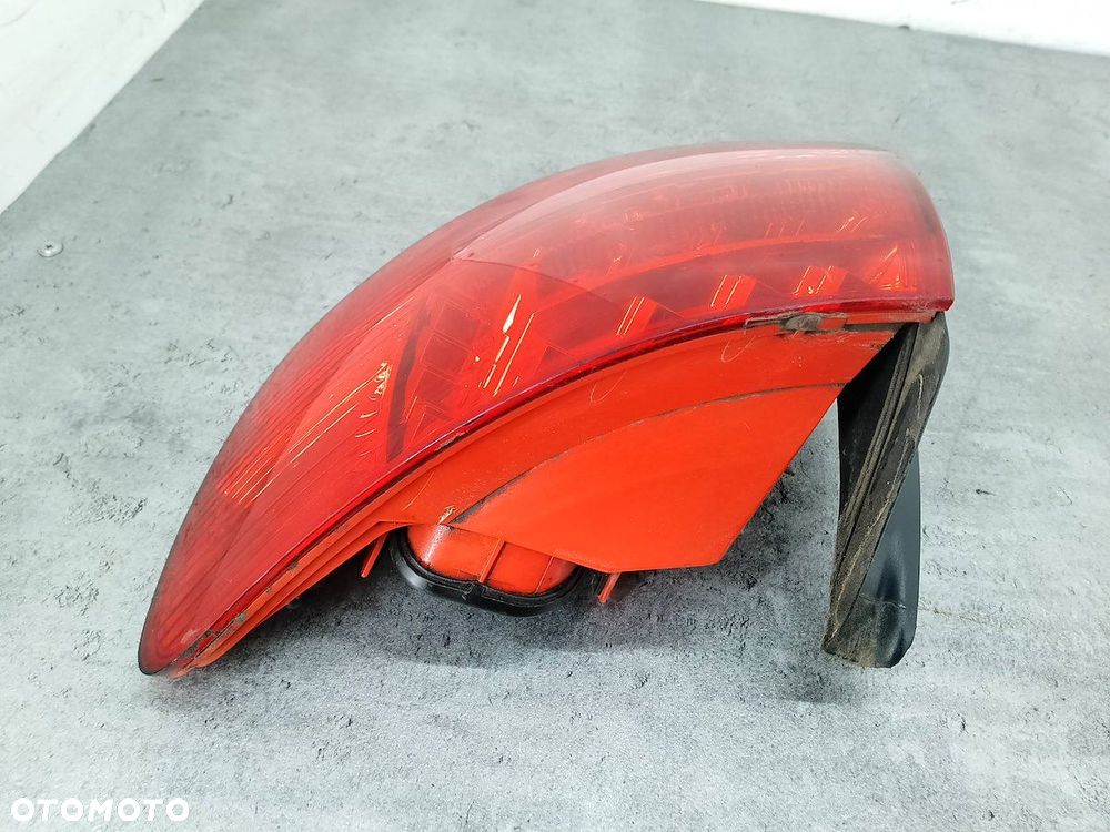 LAMPA TYLNA PRAWA AUDI A6 C6 89317049 KOMBI - 7