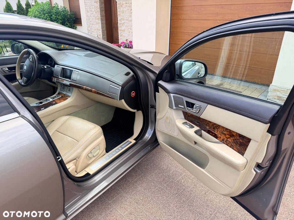 Jaguar XF 2.7 V6 Premium Luxury - 25