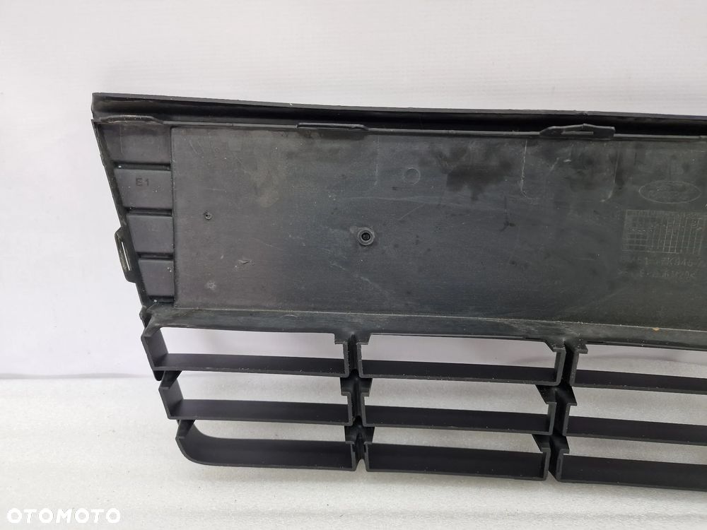 FORD FOCUS MK3 10- KRATKA ŚRODKOWA ZDERZAKA PRZEDNIEGO PRZÓD MATOWA , NR BM51-17K945A , NR AUKCJI KR107 - 4