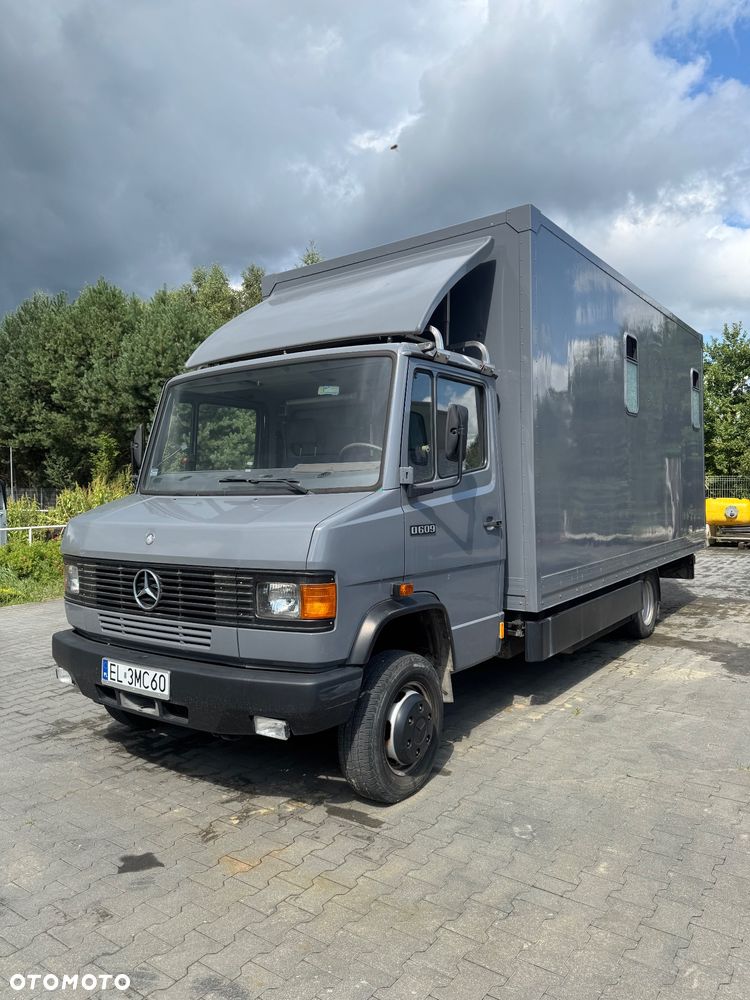 Mercedes-Benz D609 - 1