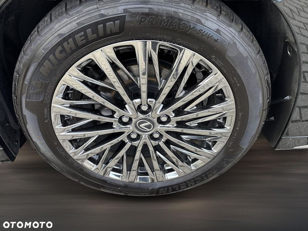 Lexus LM - 21