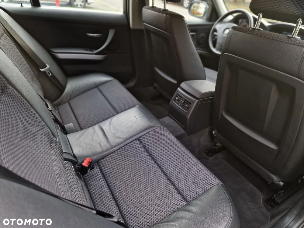 BMW Seria 3 320d xDrive - 25