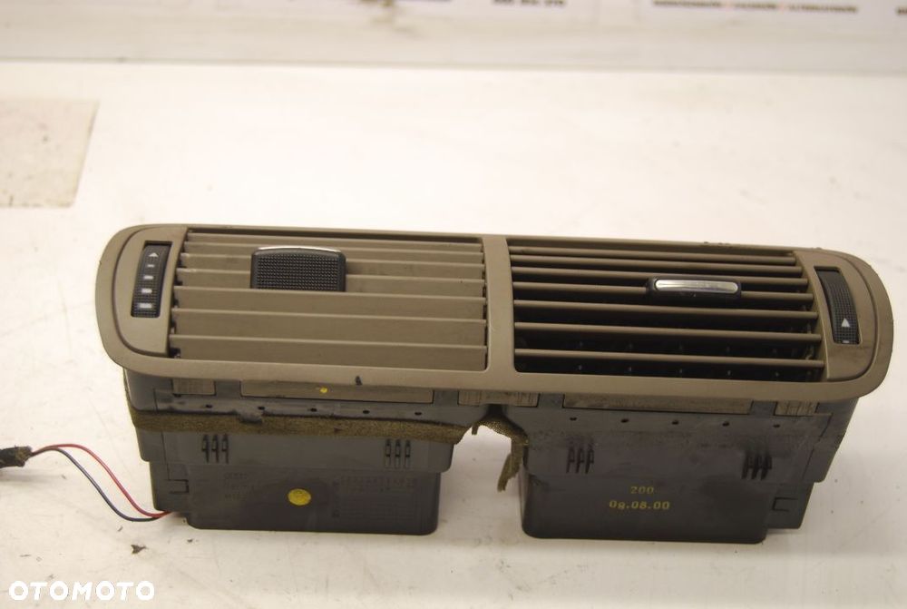 ŚRODKOWA KRATKA NAWIEWU 8L1820951 AUDI A3 8L LIFT JASNA/ CZARNA - 4