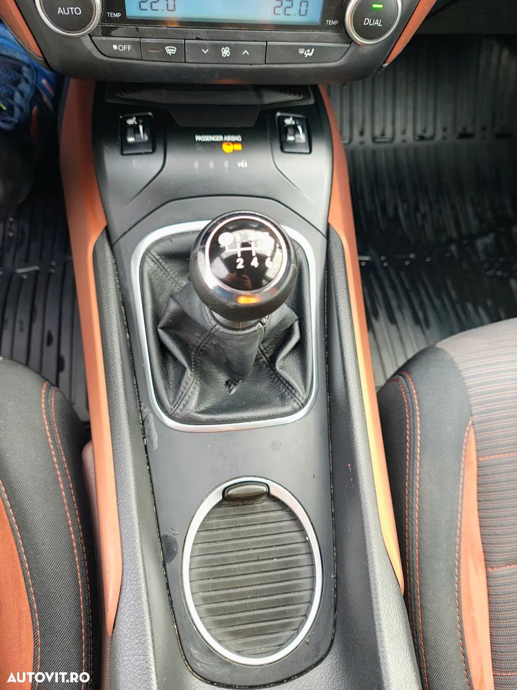 Toyota Avensis 2.0 D-4D Executive Terracotta - 23