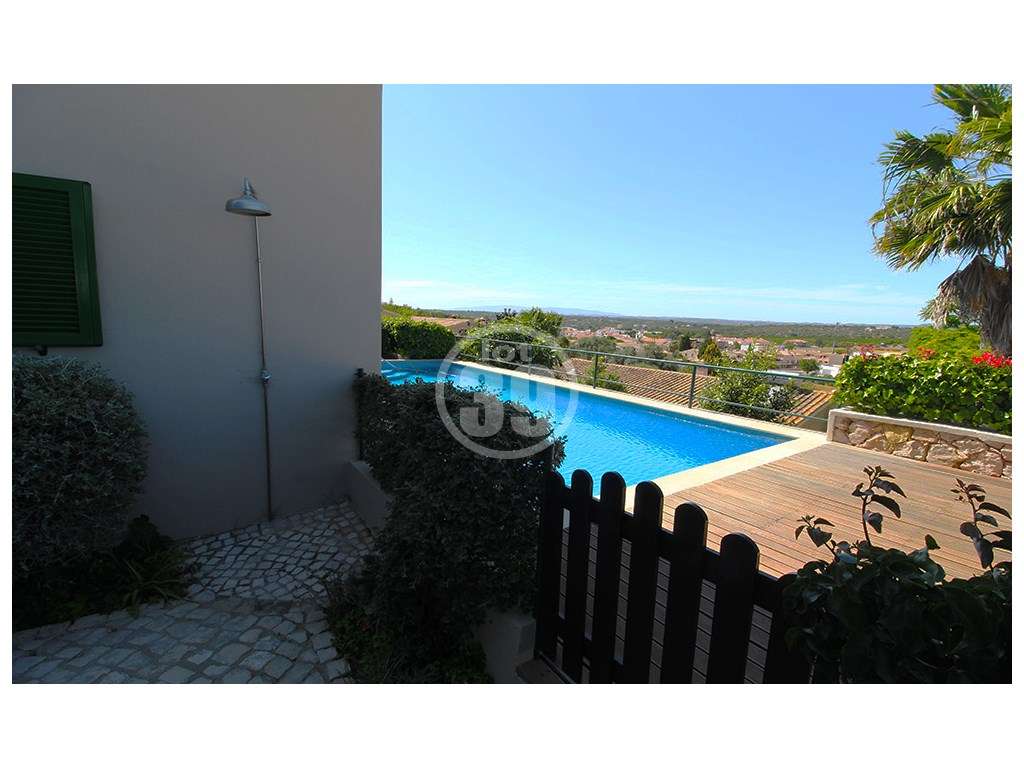 Moradia T4 com Piscina, Jardim e Vistas Panorâmicas no Centro de Algoz - Grande imagem: 5/49