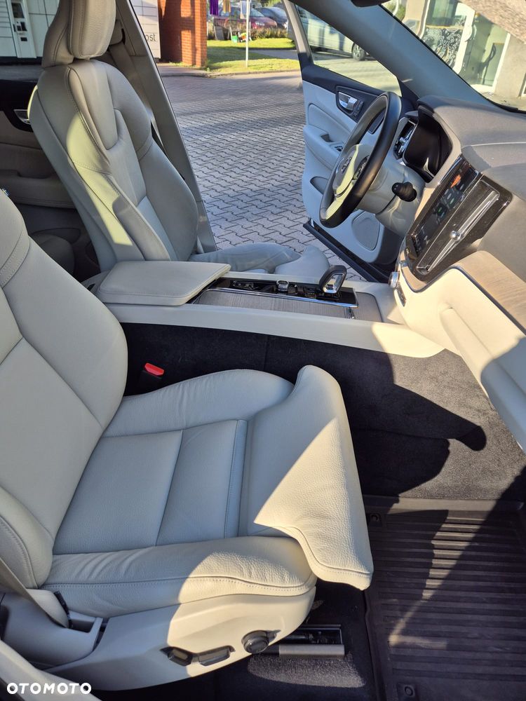 Volvo XC 60 B4 B Plus Dark - 21