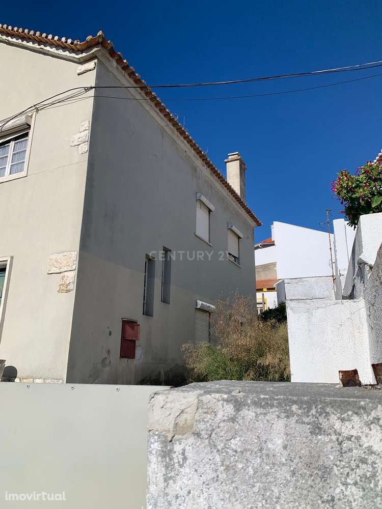 Venda de Moradia Bi-Familiar Devoluta em  Almada com Logradouro e Anex - Grande imagem: 5/8