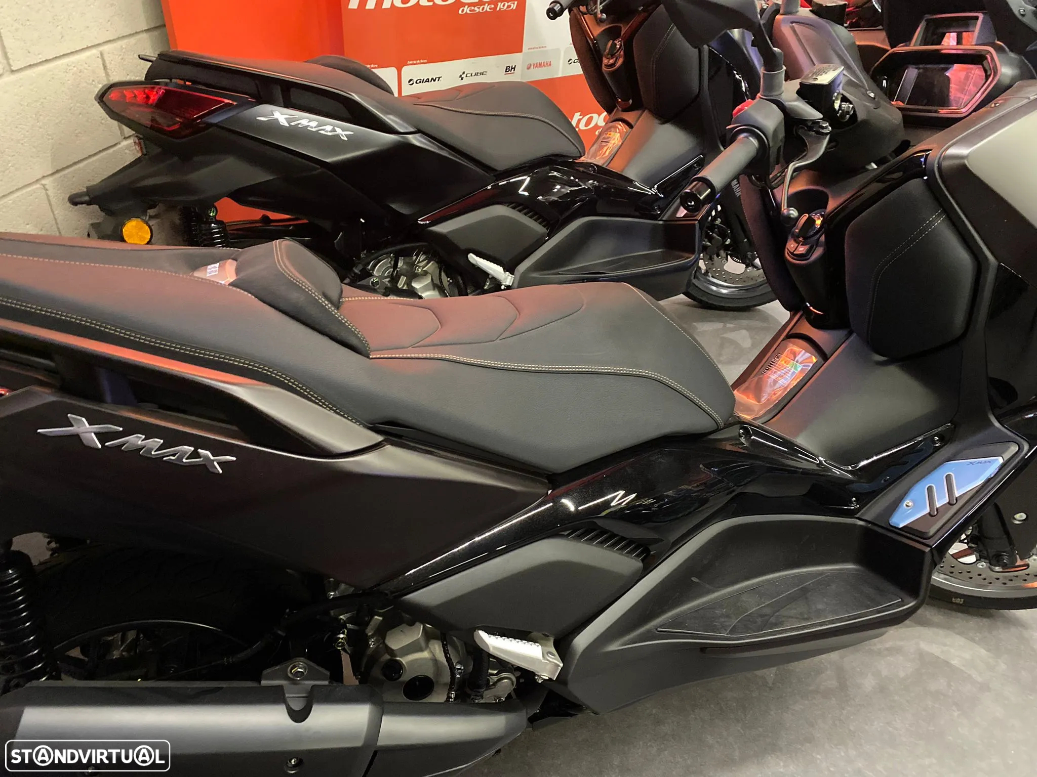 Yamaha X-Max 300 Tech Max - 12