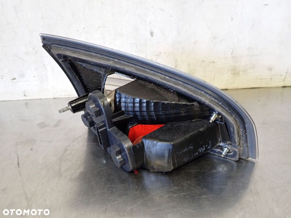 LAMPA PRAWA TYLNA W KLAPIE FORD S-MAX - 3