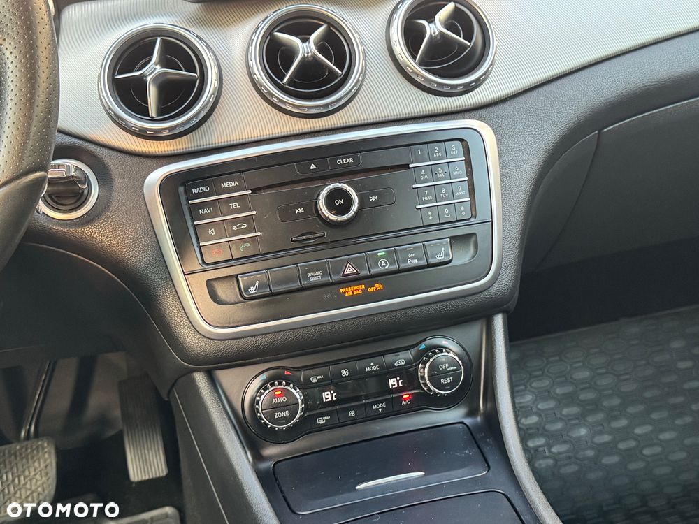 Mercedes-Benz GLA 200 7G-DCT - 35