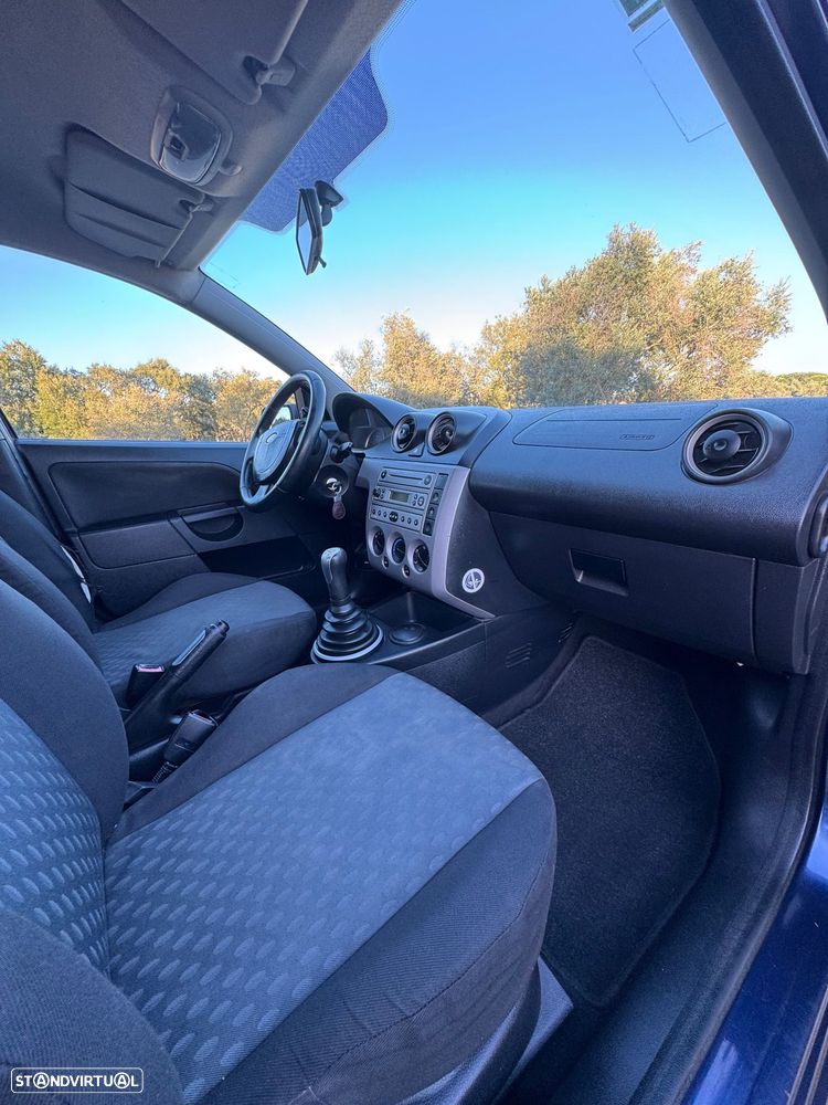 Ford Fiesta 1.25 Ghia - 32