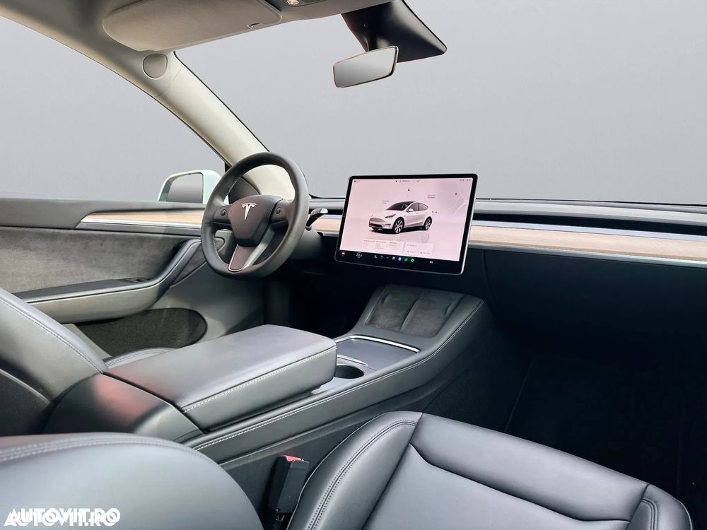 Tesla Model Y - 2