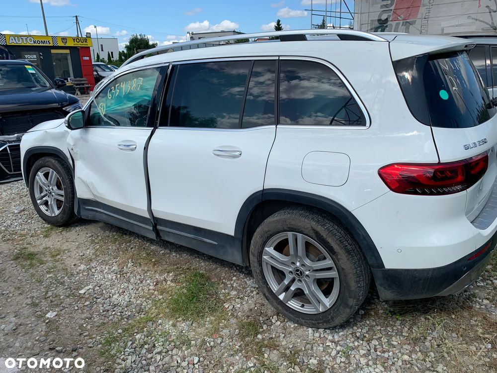 Mercedes-Benz GLB 250 4Matic 8G-DCT - 3