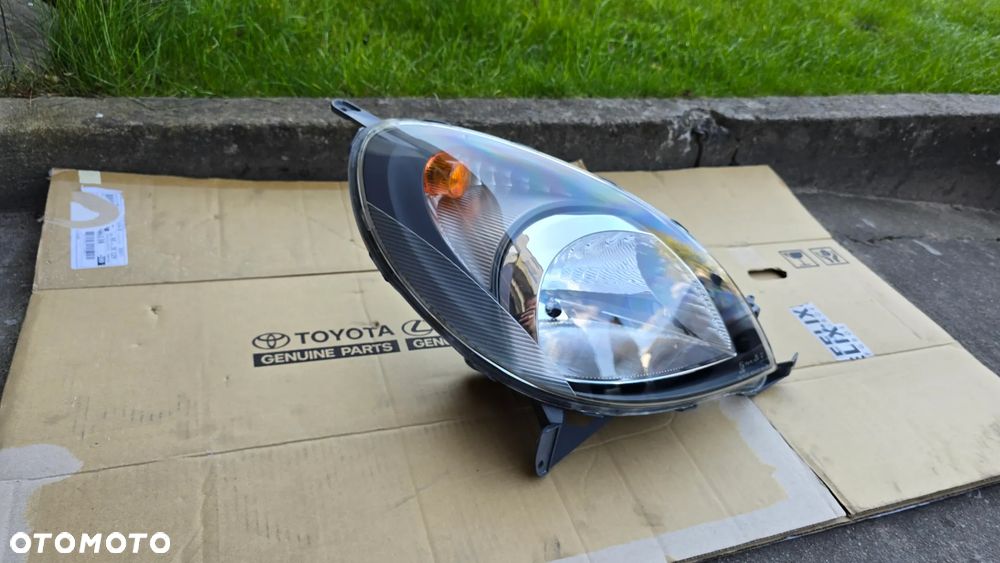 Toyota Yaris I Verso 99-02 Lampa Przednia Prawa Oryginał Europa - 2