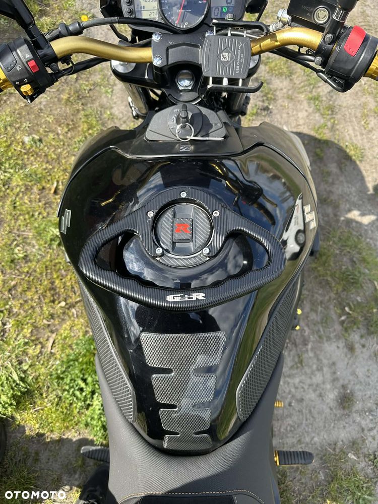 Suzuki GSR - 11