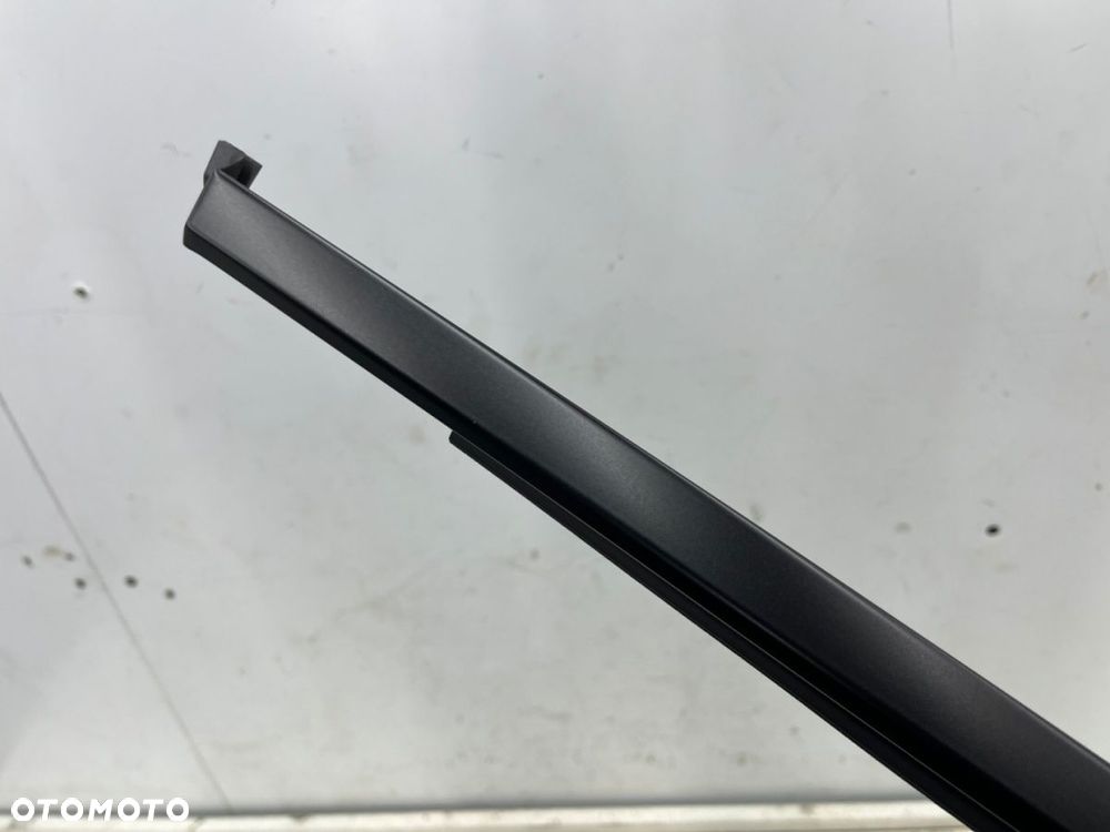 Listwa Porsche Macan 95b 14r.- czarny mat prawa tylna listwa zgarniająca uszczelka zewnętrzna drzwi - 5
