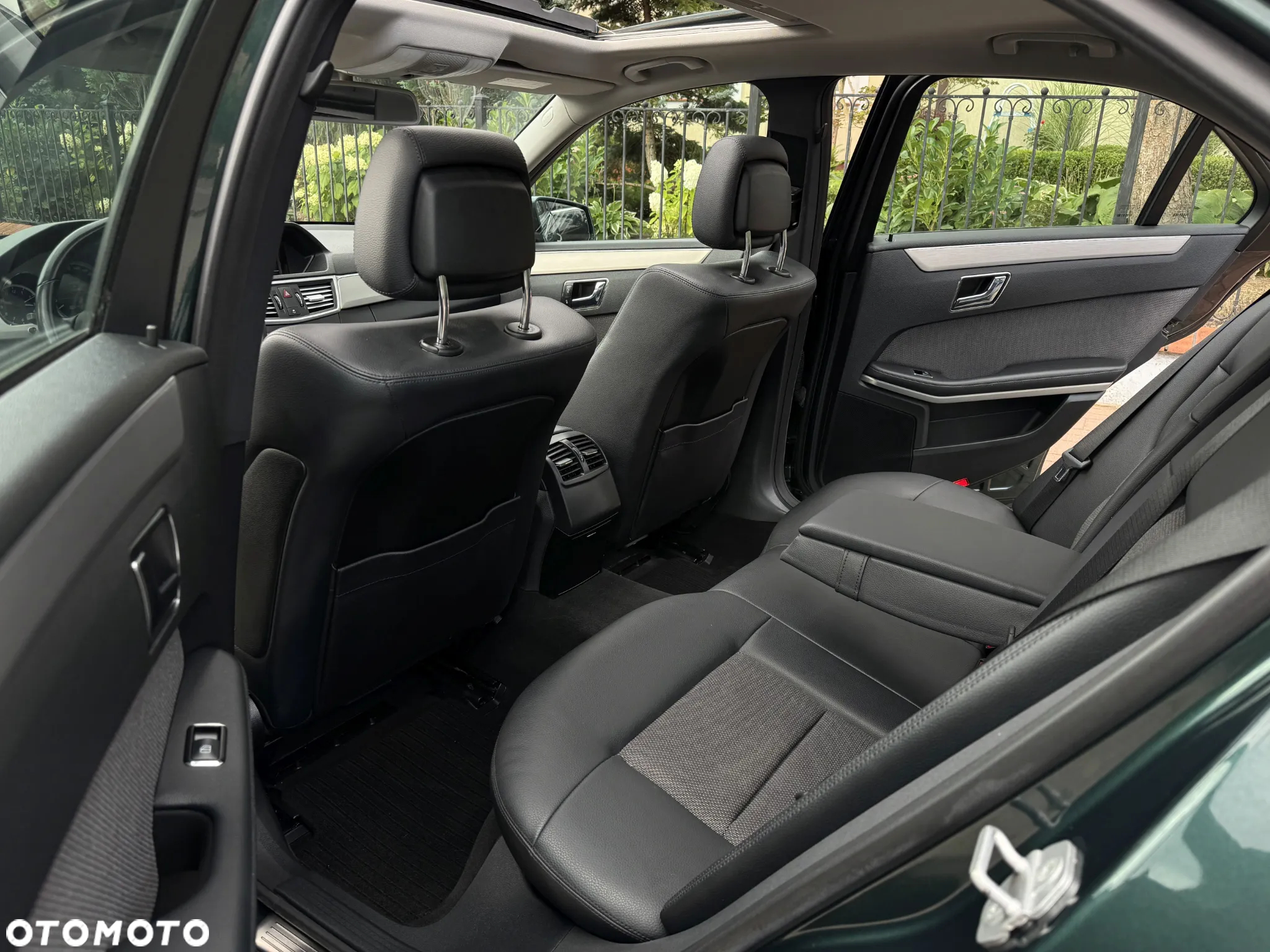Mercedes-Benz Klasa E 250 CGI BlueEffICIENCY Avantgarde - 27