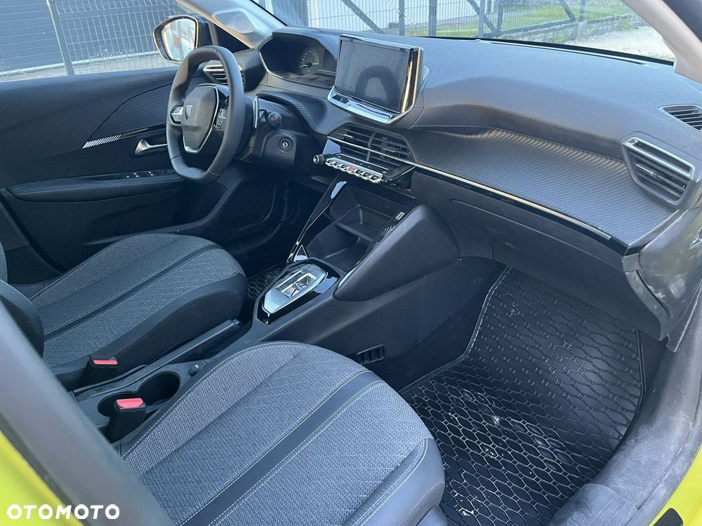 Peugeot 208 - 8