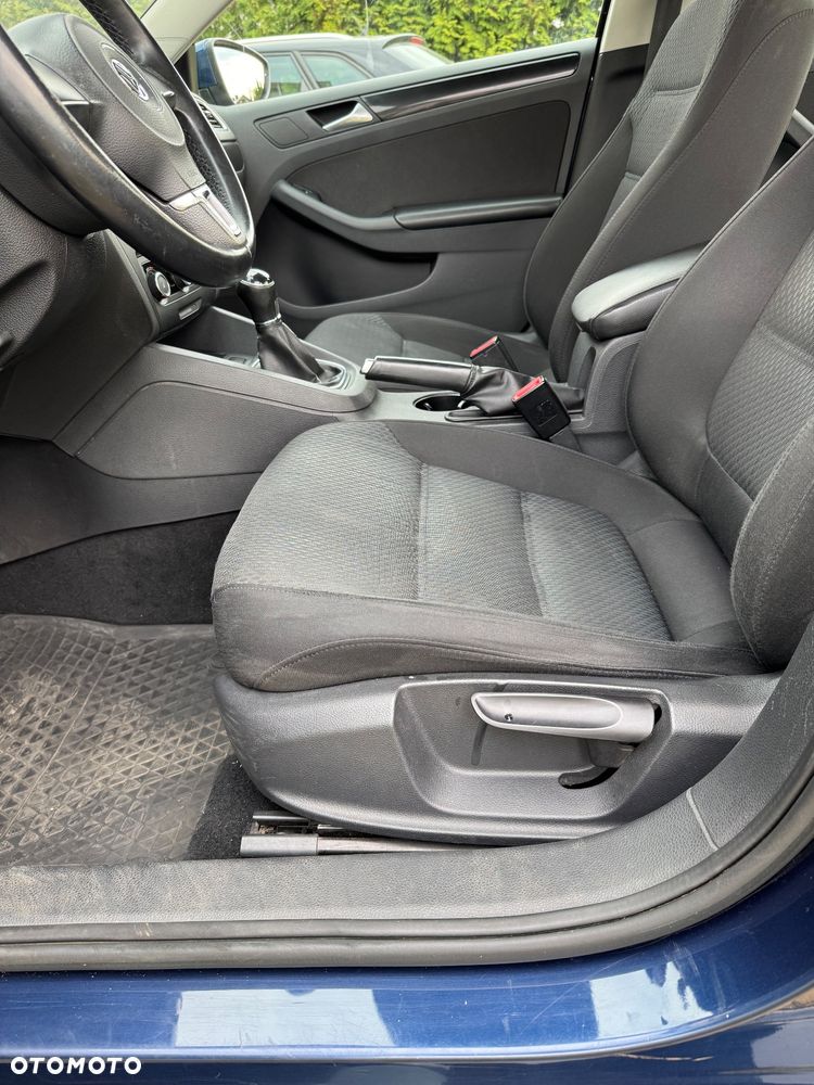 Volkswagen Jetta 1.6 TDI Trendline - 11