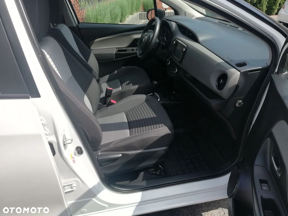 Toyota Yaris Hybrid 100 Premium - 17