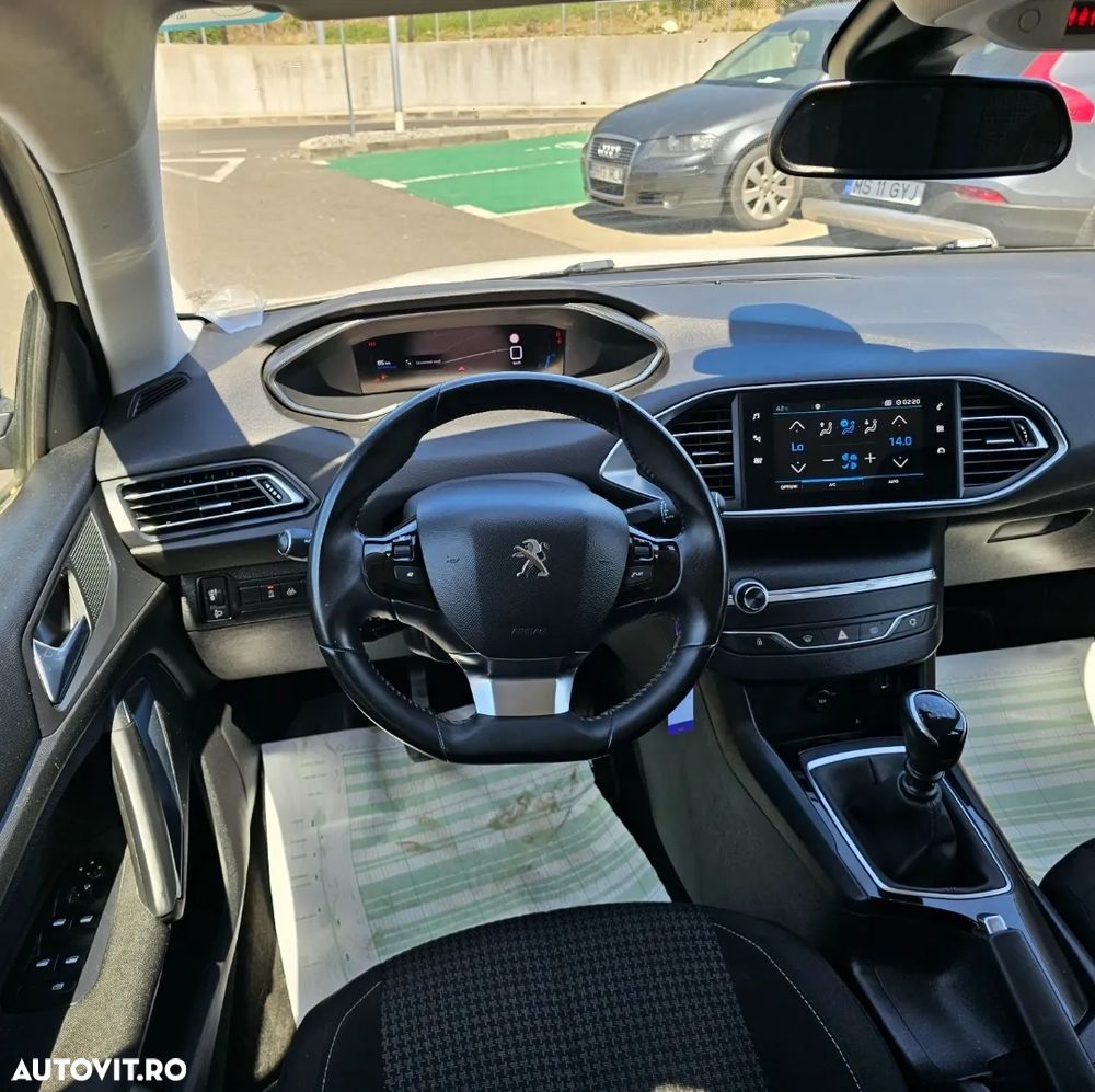 Peugeot 308 - 8