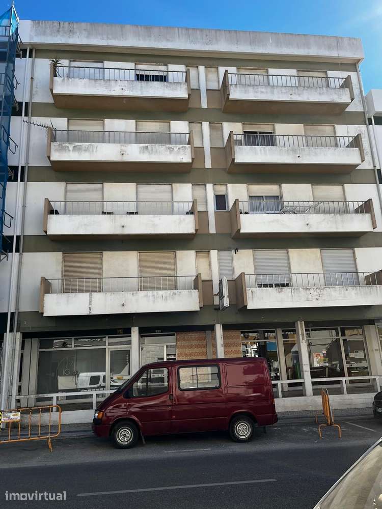 Apartamento T2 com varanda e cozinha separada em Bombarral - Grande imagem: 2/21