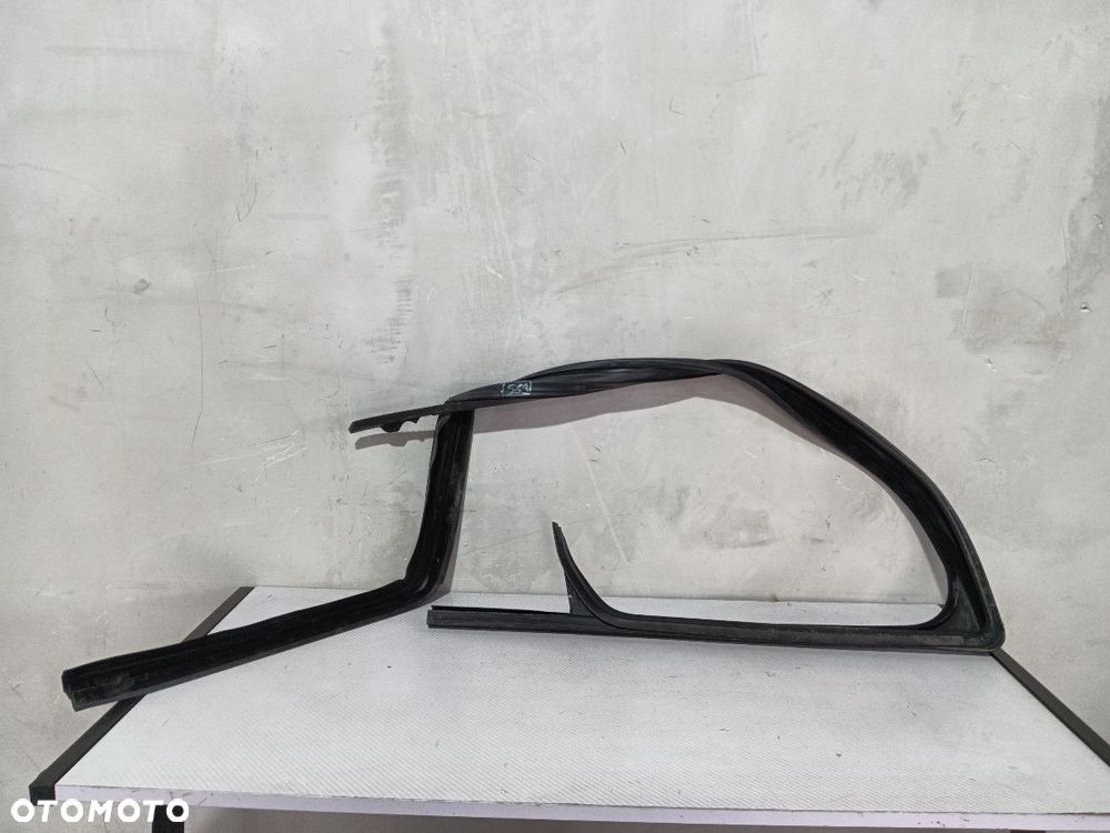 PROWADNICA SZYBY LEWA VW CADDY V 2K7837431 - 1