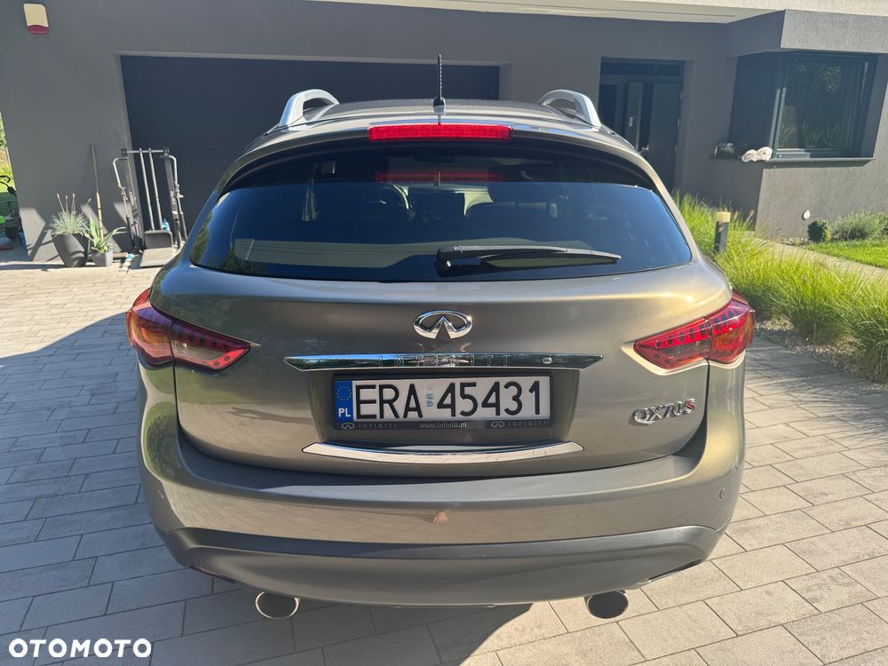 Infiniti QX70 - 16