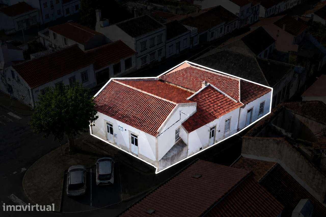 Moradia com Elevado Potencial no Centro de Vila do Porto - Grande imagem: 2/16