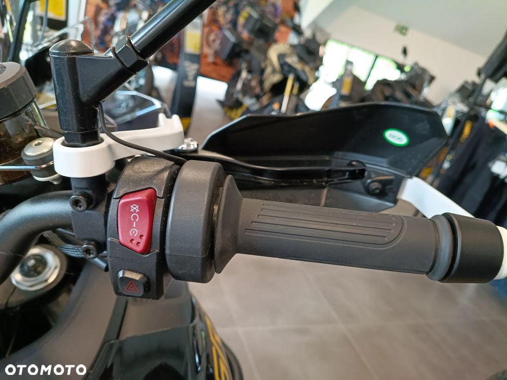 QJMOTOR SRT900SX - 9