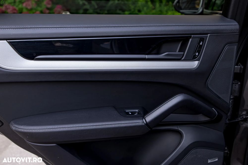 Porsche Cayenne Coupe E-Hybrid - 35