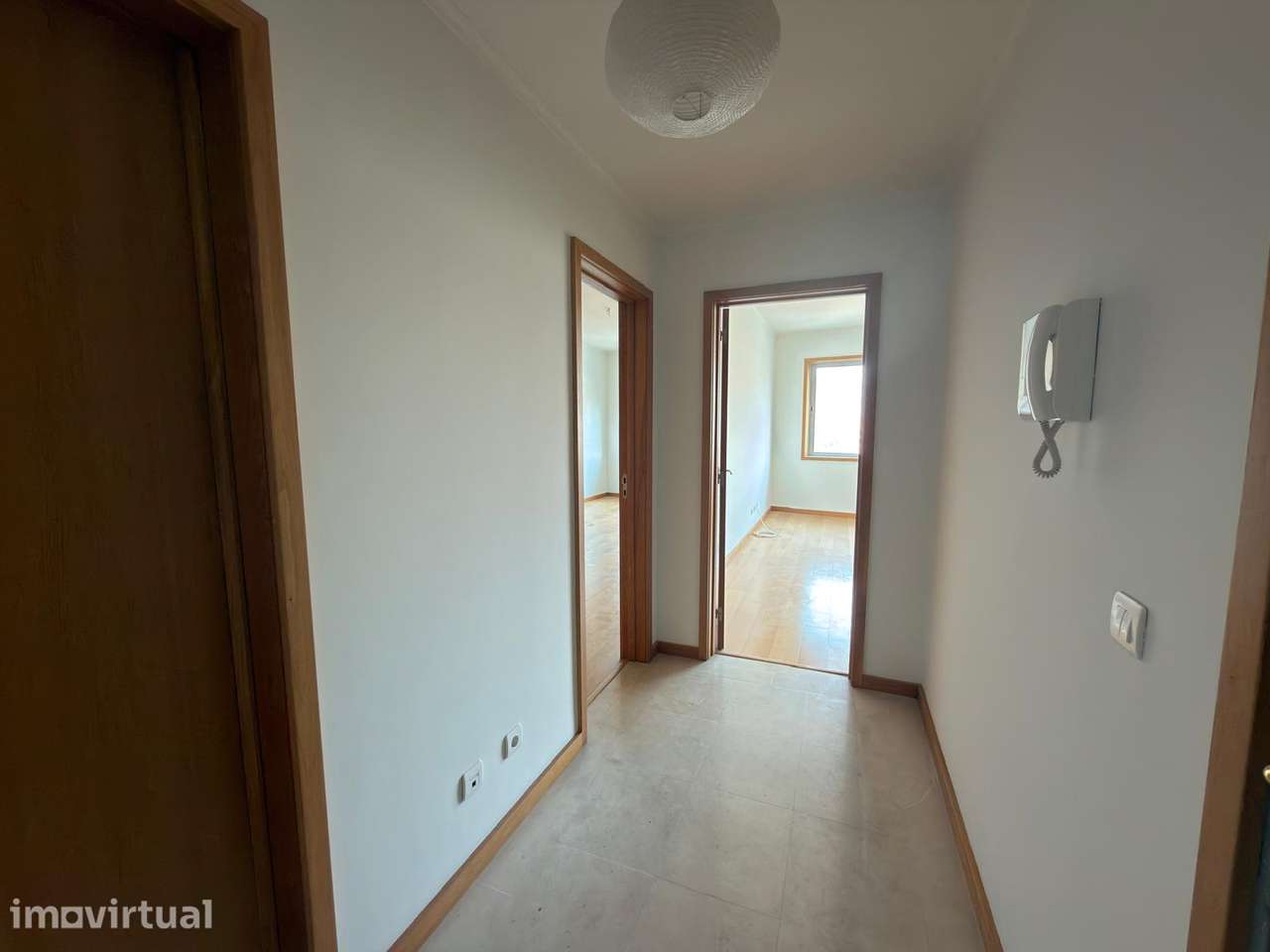 Apartamento T1 c/ L. Garagem e Arrumo Santa Marinha (Soares dos Reis) - Grande imagem: 2/34