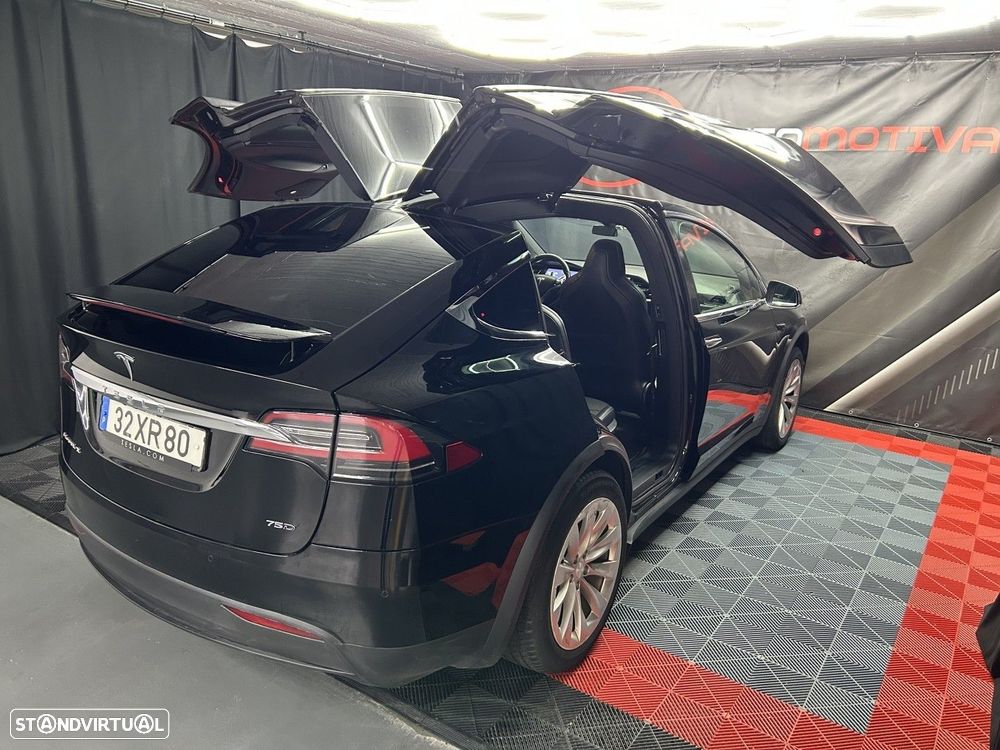 Tesla Model X - 7