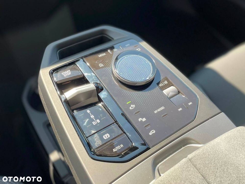 BMW iX - 26