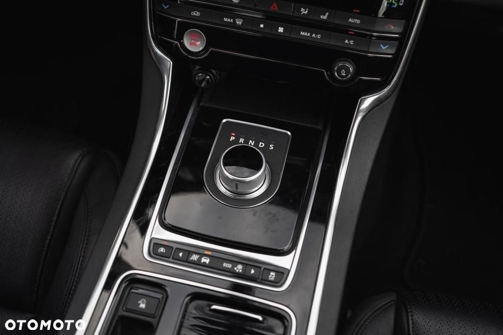 Jaguar XF - 19